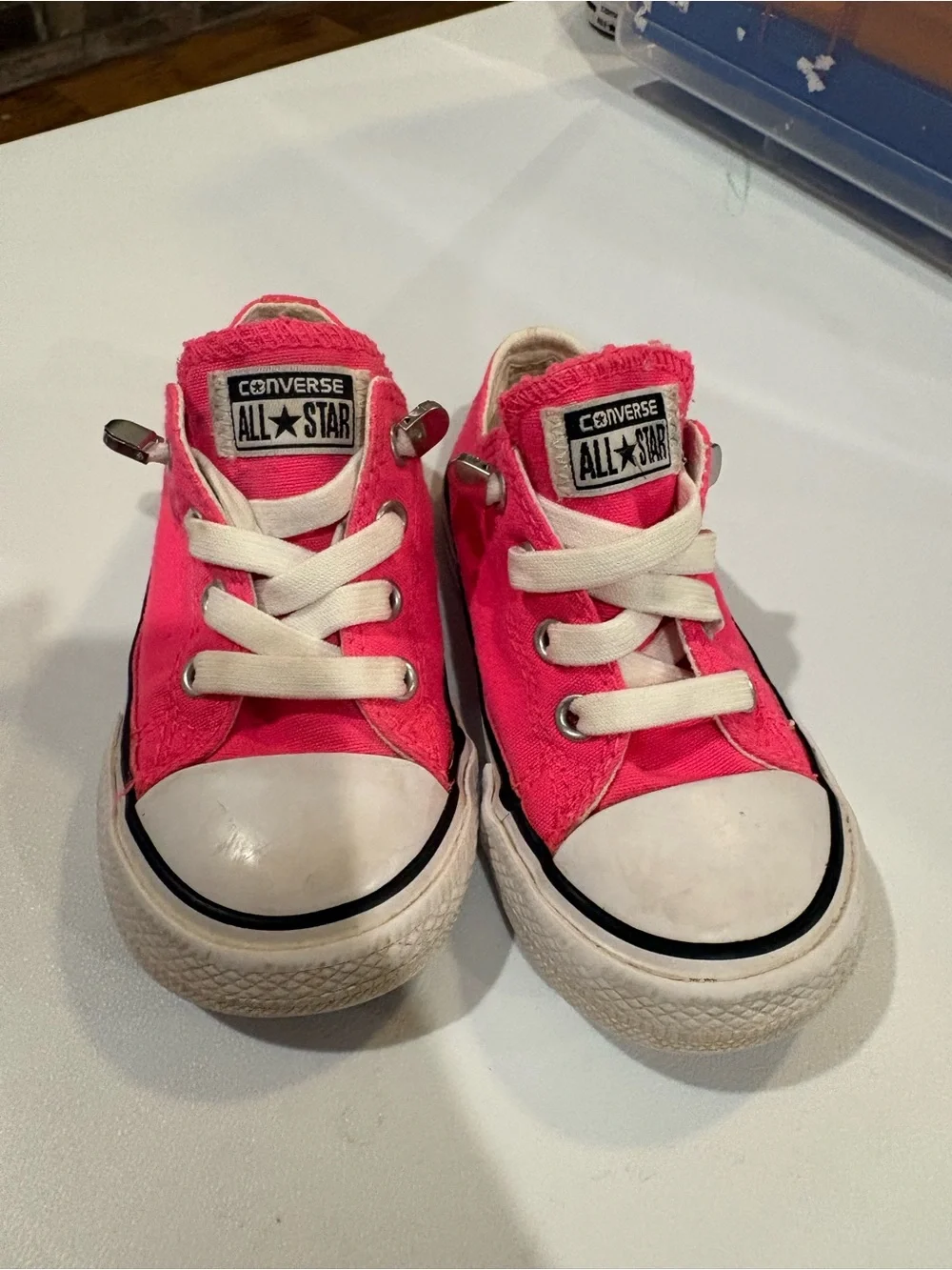 Converse Kids Low Top Sneakers in Bright Pink